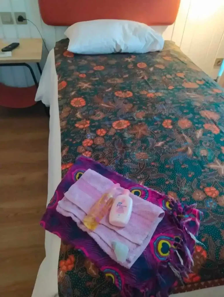 Suasana massage nyaman seperti spa yang bisa Anda rasakan langsung di hotel atau dirumah Anda