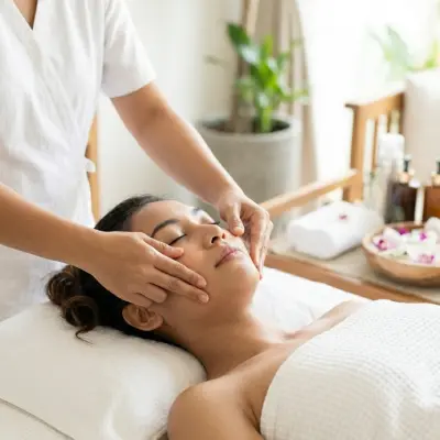 Layanan totok wajah oleh terapis kind massage.